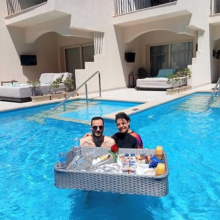The V Luxury Resort Sahl Hasheesh Hurghada Bagian luar foto Floating pool service at a resort