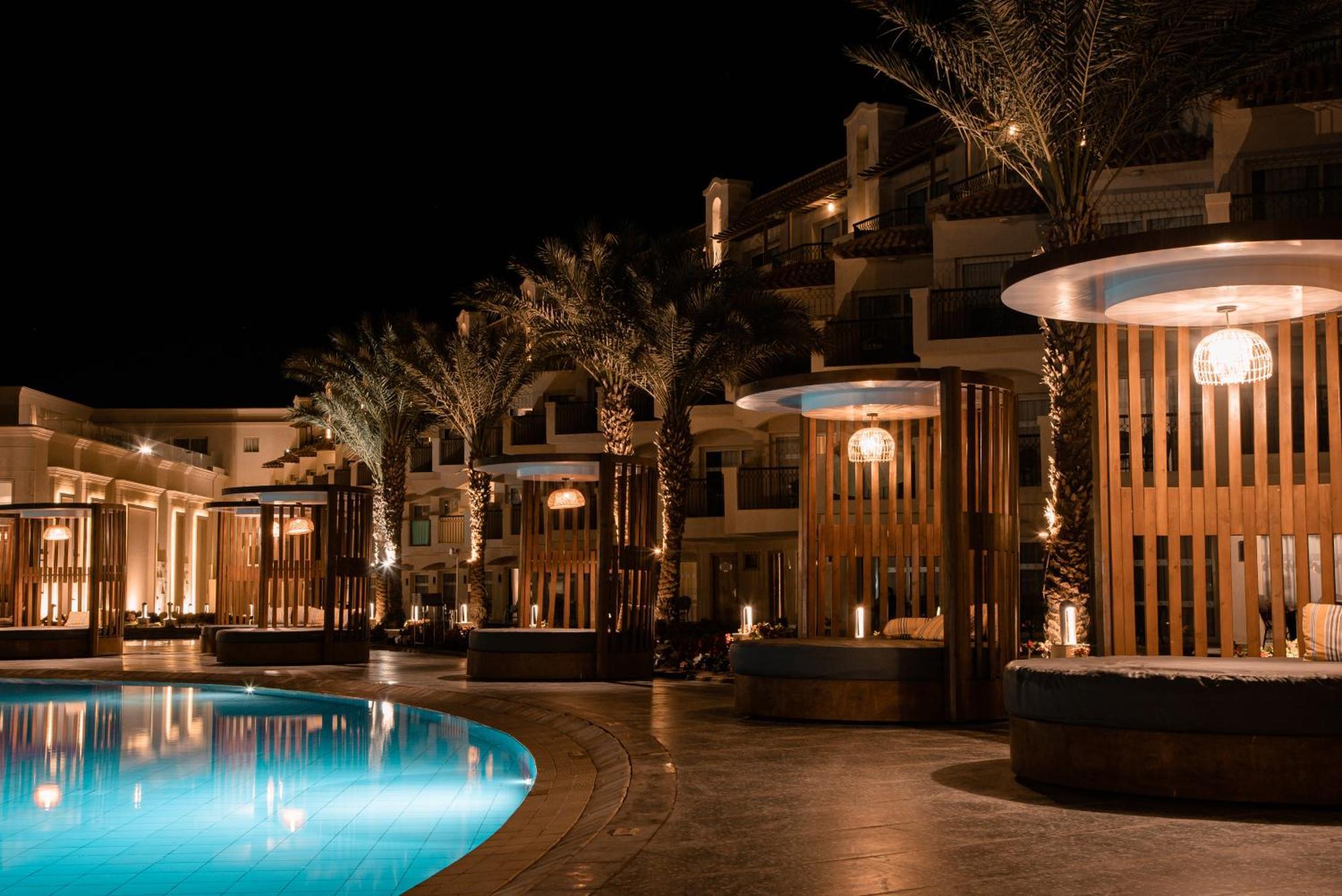 The V Luxury Resort Sahl Hasheesh Hurghada Bagian luar foto The resort at night