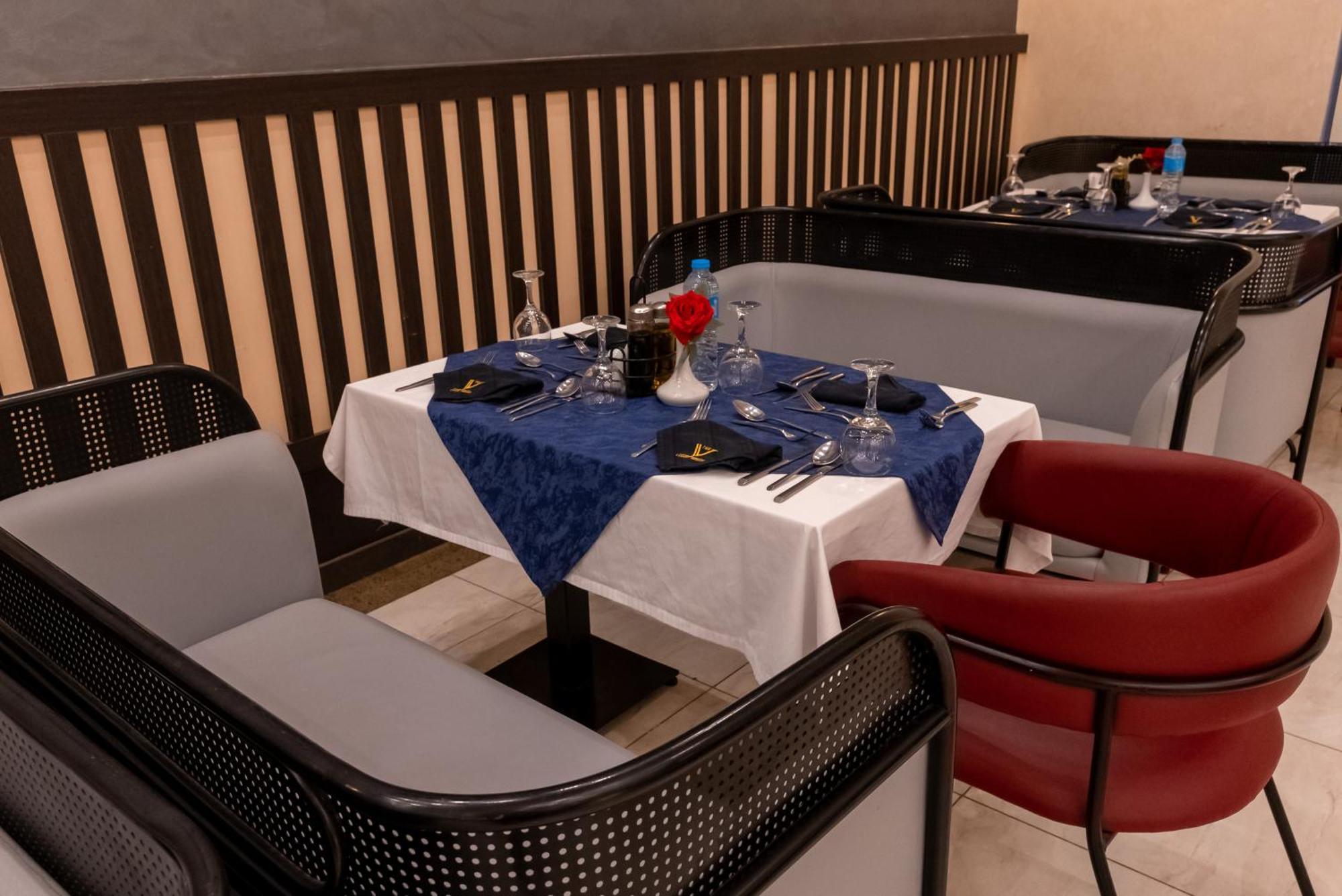 The V Luxury Resort Sahl Hasheesh Hurghada Bagian luar foto A restaurant in the hotel