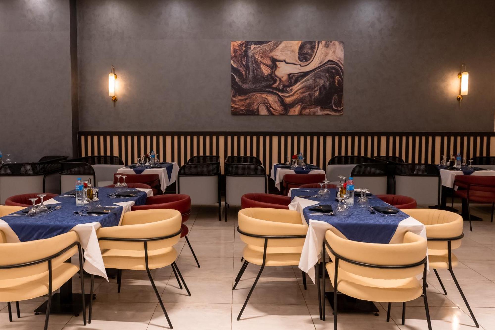 The V Luxury Resort Sahl Hasheesh Hurghada Bagian luar foto The interior of the restaurant