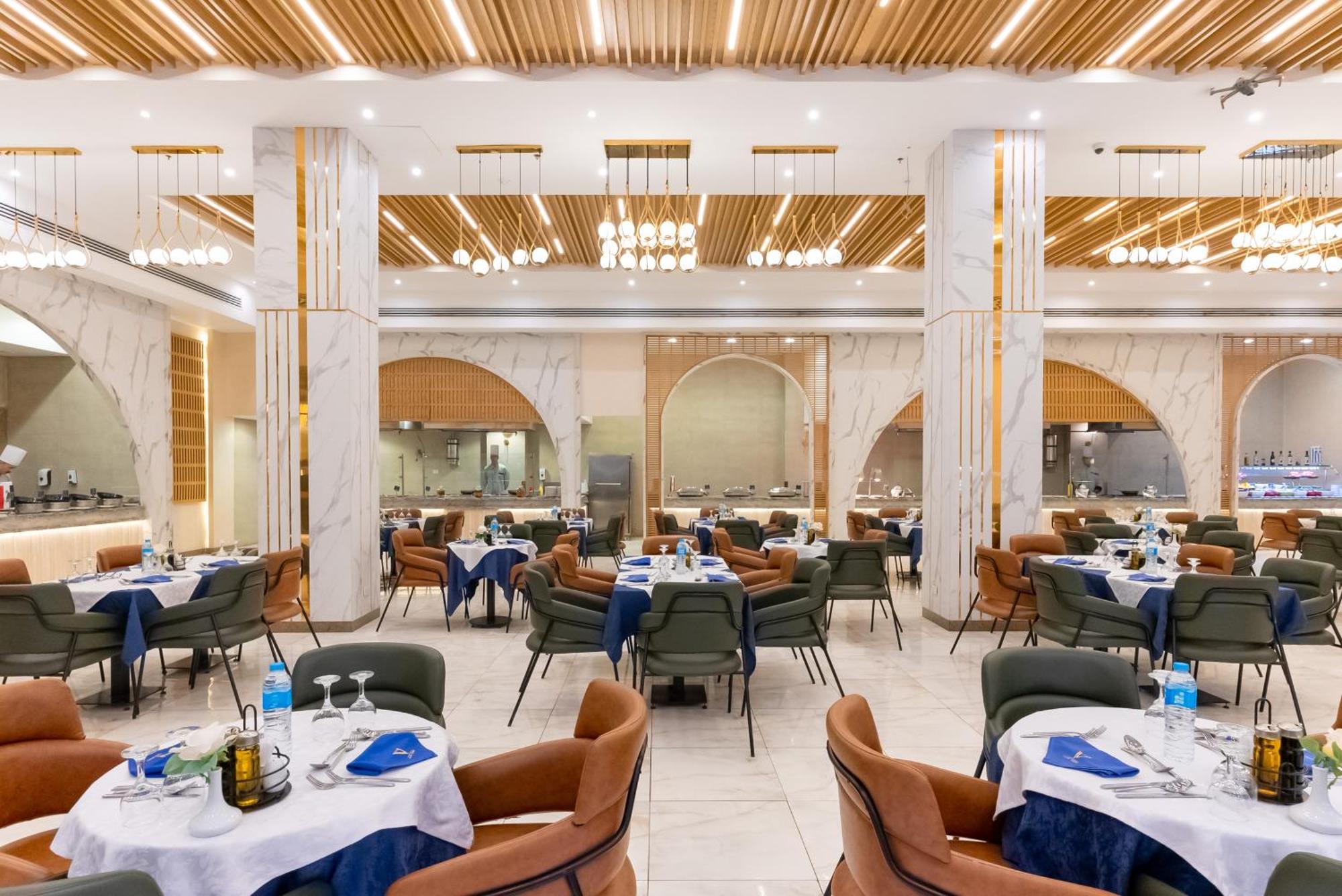 The V Luxury Resort Sahl Hasheesh Hurghada Bagian luar foto The interior of the restaurant