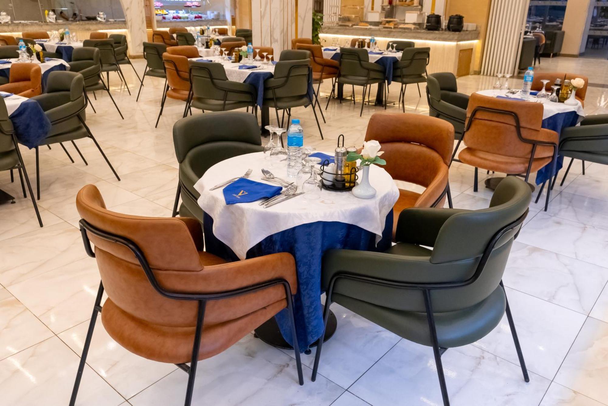 The V Luxury Resort Sahl Hasheesh Hurghada Bagian luar foto The interior of the restaurant