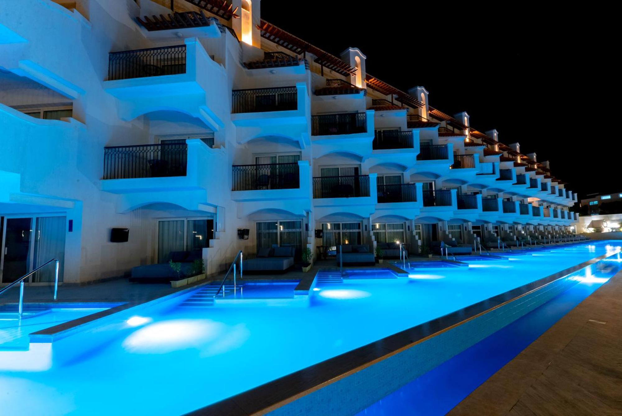 The V Luxury Resort Sahl Hasheesh Hurghada Bagian luar foto The swimming pool at the hotel