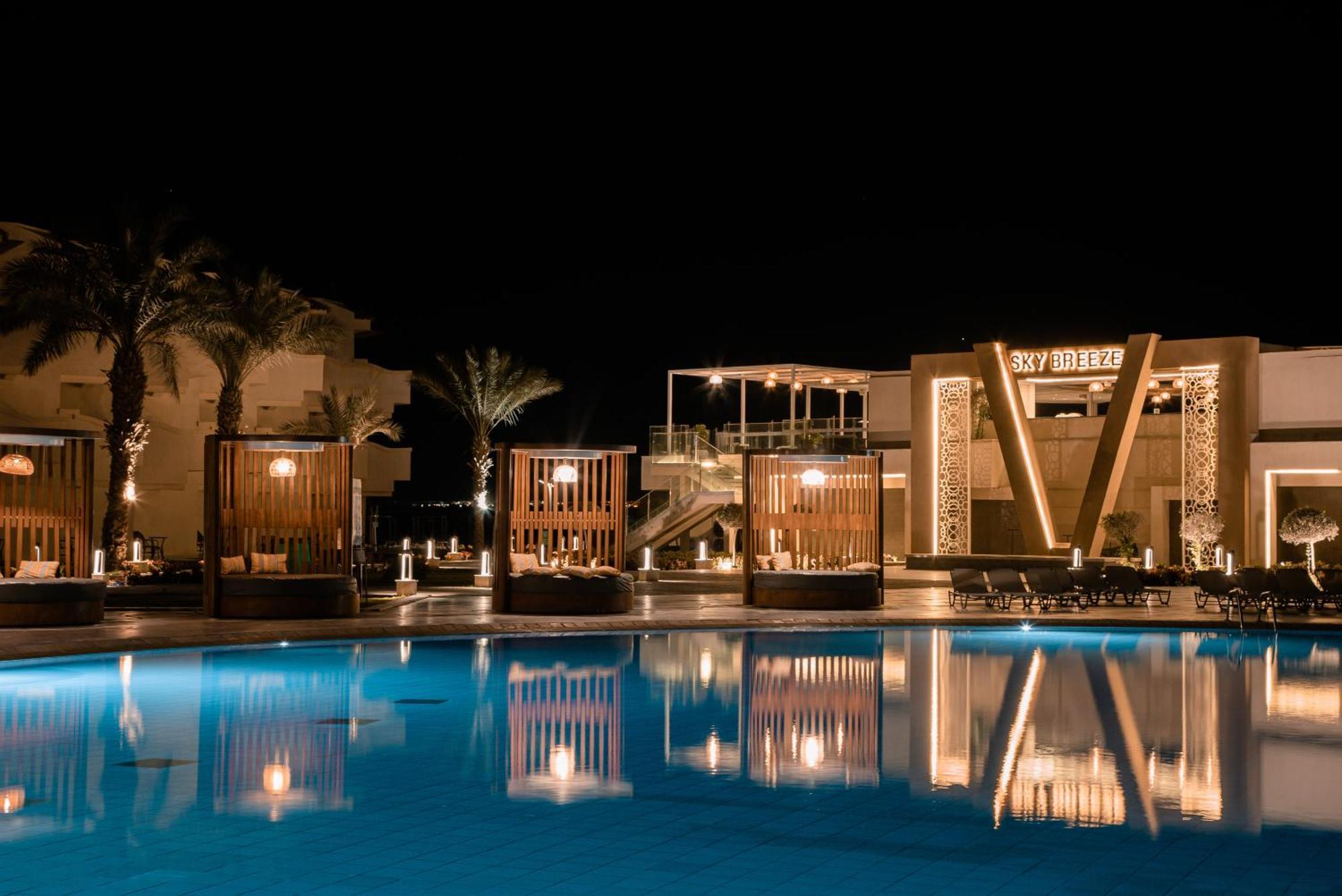 The V Luxury Resort Sahl Hasheesh Hurghada Bagian luar foto The resort at night