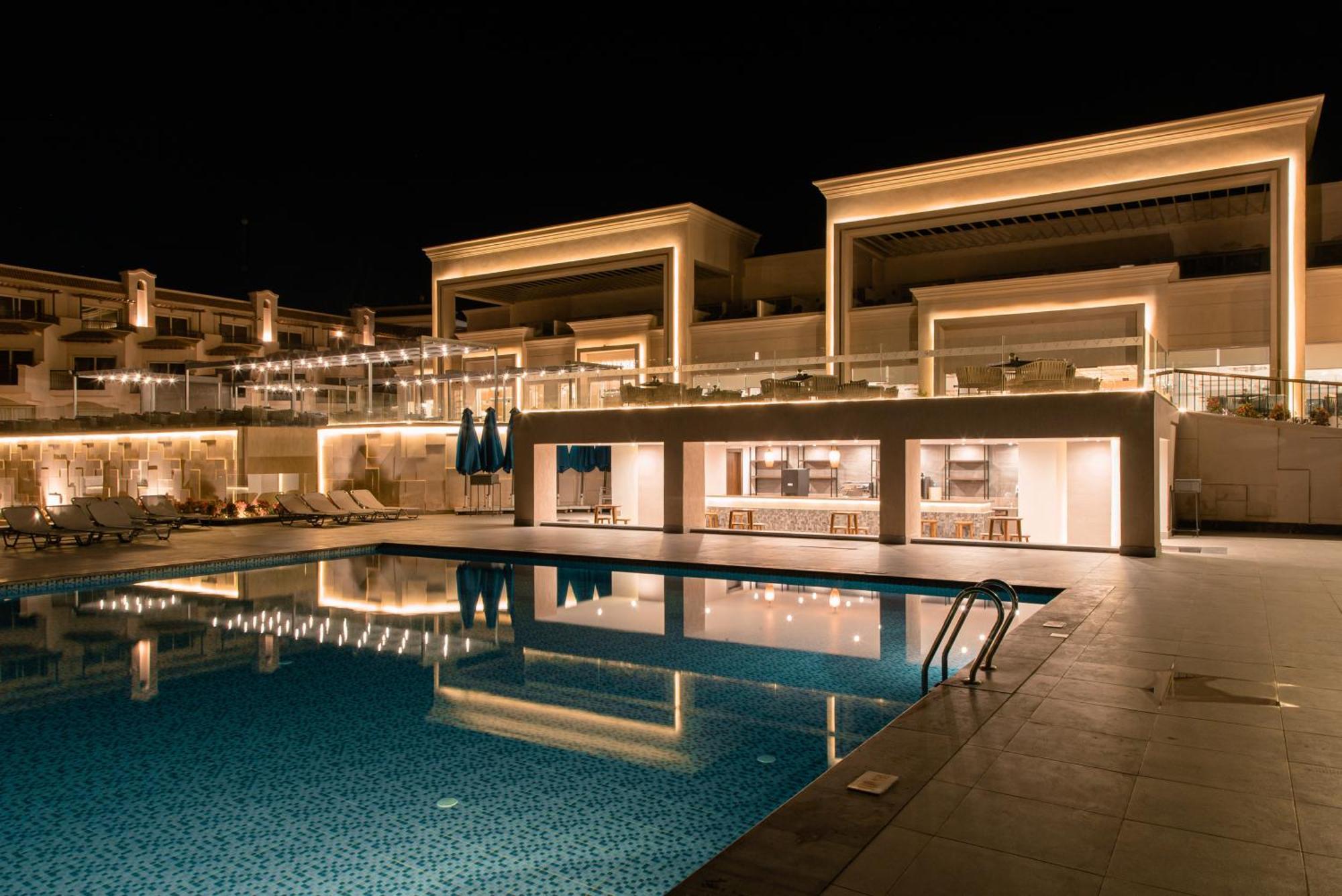 The V Luxury Resort Sahl Hasheesh Hurghada Bagian luar foto The resort at night
