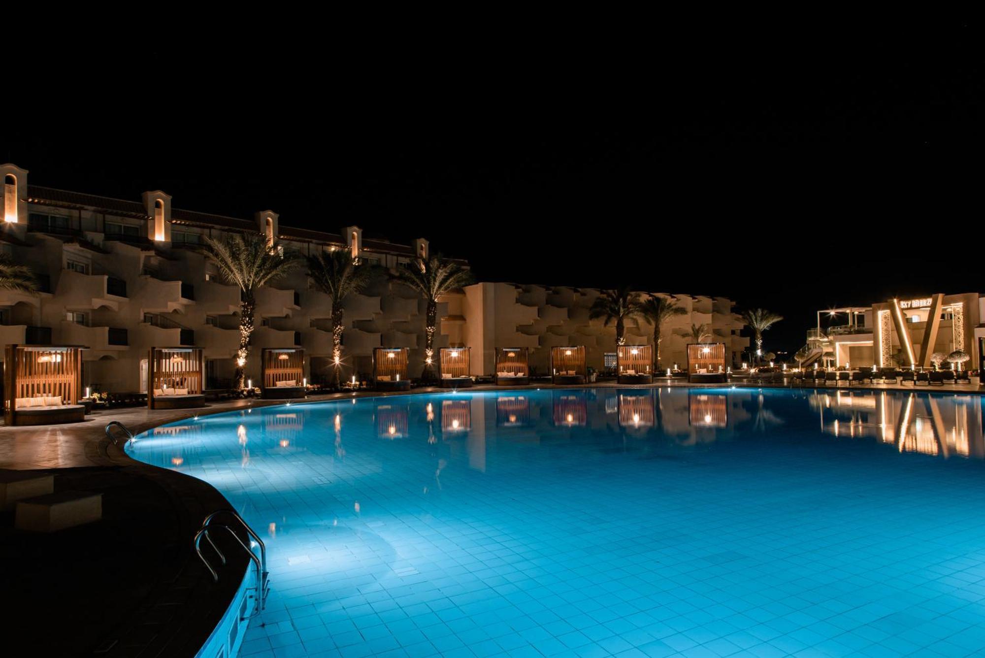 The V Luxury Resort Sahl Hasheesh Hurghada Bagian luar foto The pool at the resort at night