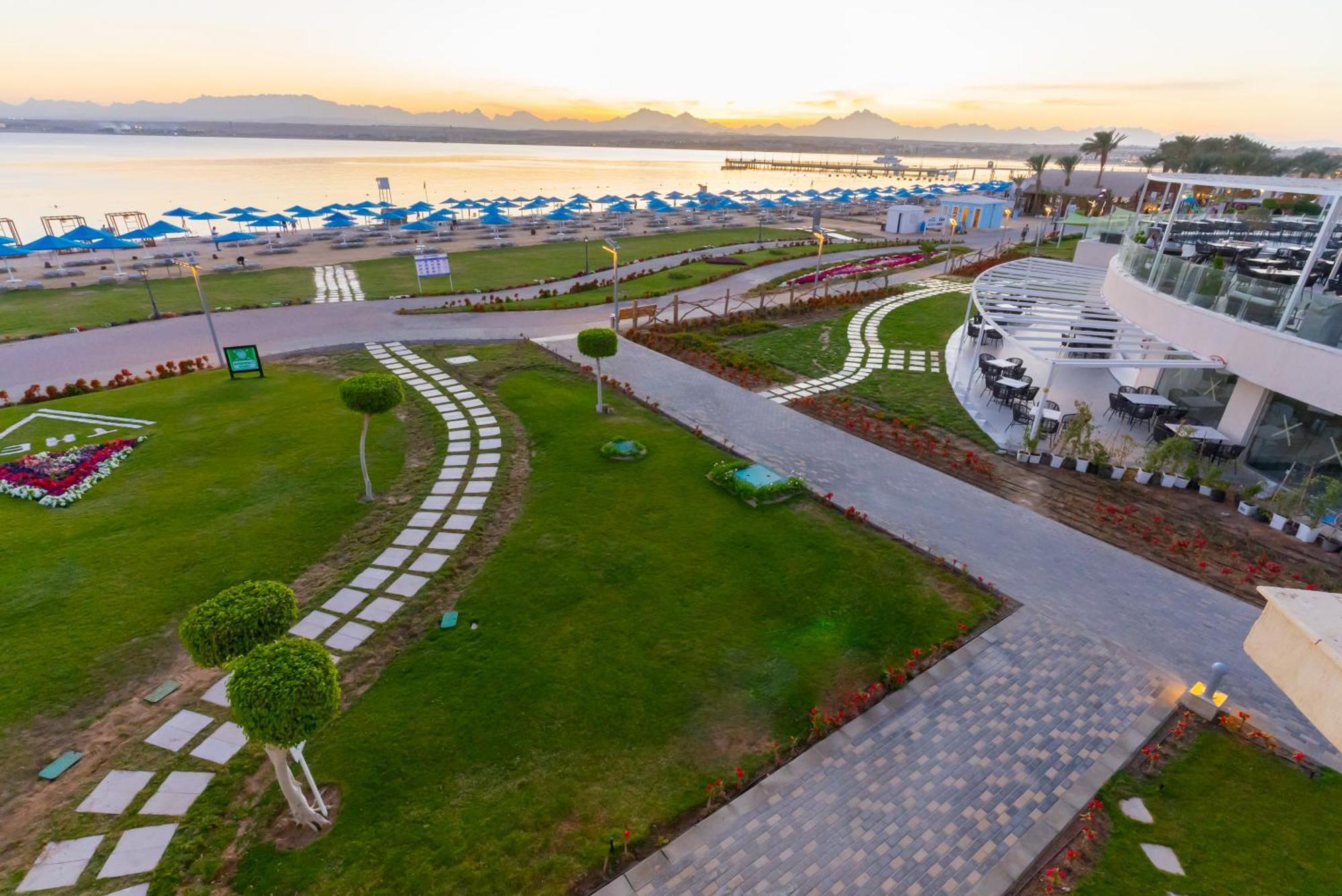 The V Luxury Resort Sahl Hasheesh Hurghada Bagian luar foto The resort's beach