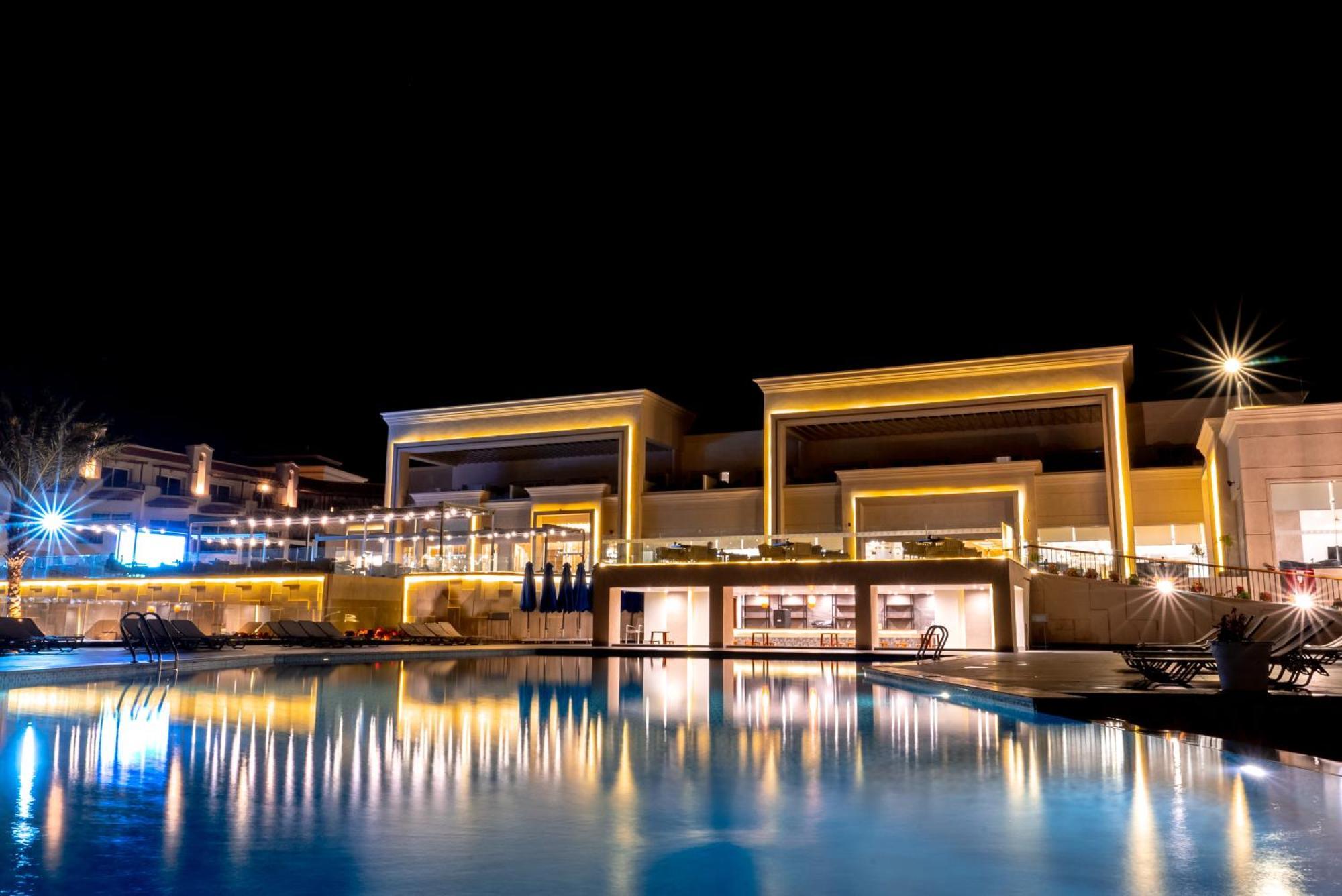 The V Luxury Resort Sahl Hasheesh Hurghada Bagian luar foto The resort at night