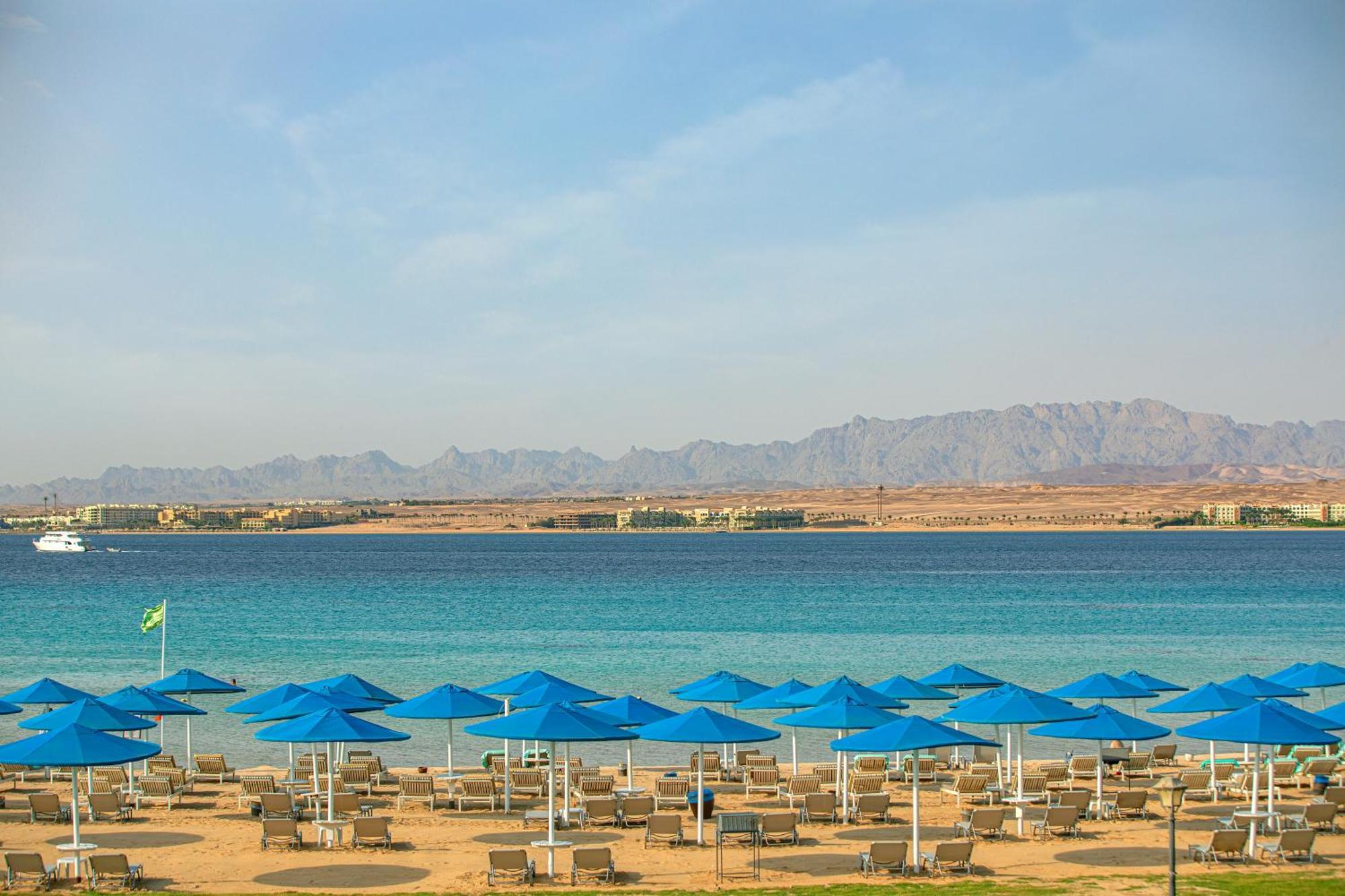 The V Luxury Resort Sahl Hasheesh Hurghada Bagian luar foto The Red Sea coast at Sharm El Sheikh