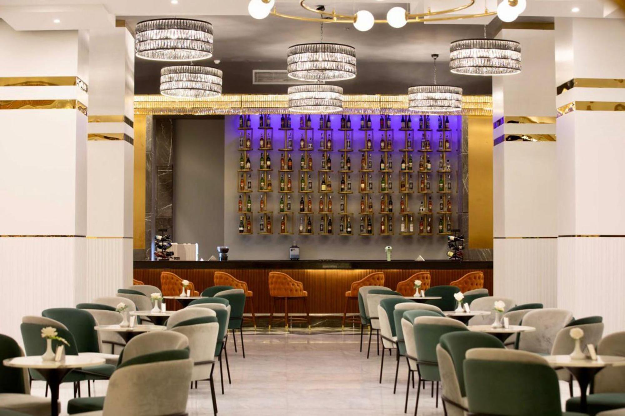 The V Luxury Resort Sahl Hasheesh Hurghada Bagian luar foto The interior of the restaurant