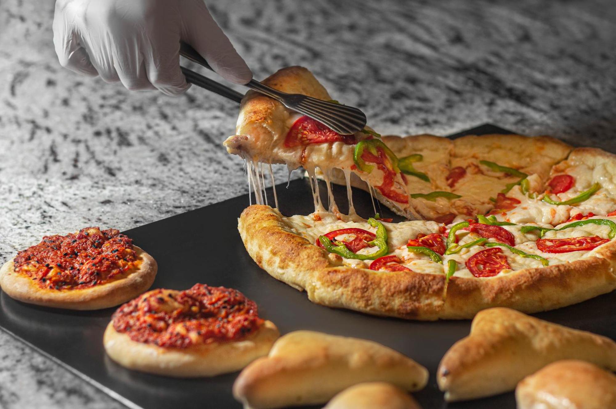 The V Luxury Resort Sahl Hasheesh Hurghada Bagian luar foto Pizza