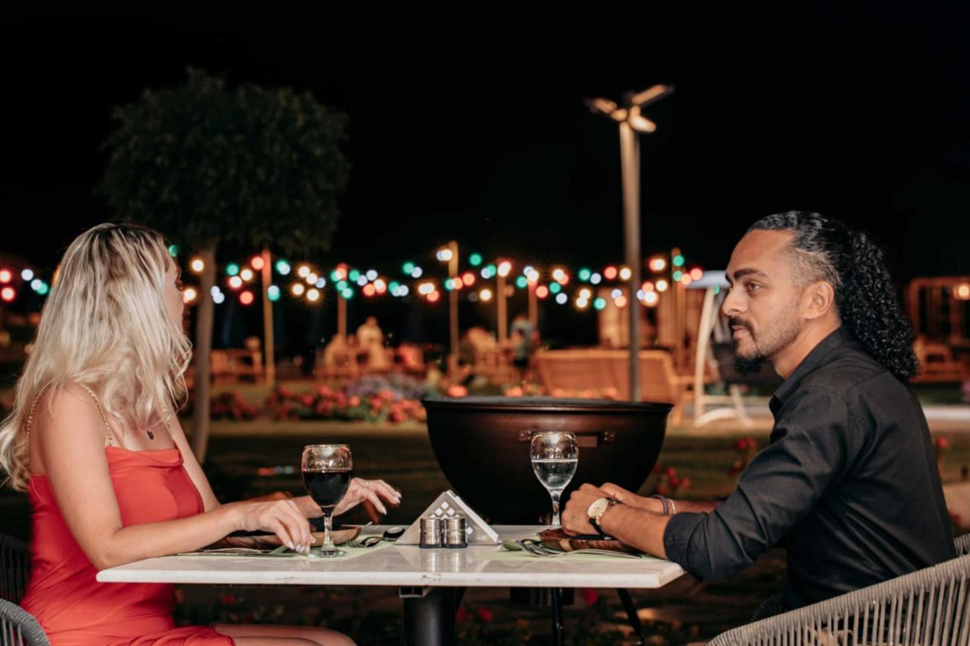 The V Luxury Resort Sahl Hasheesh Hurghada Bagian luar foto A couple dining at a restaurant