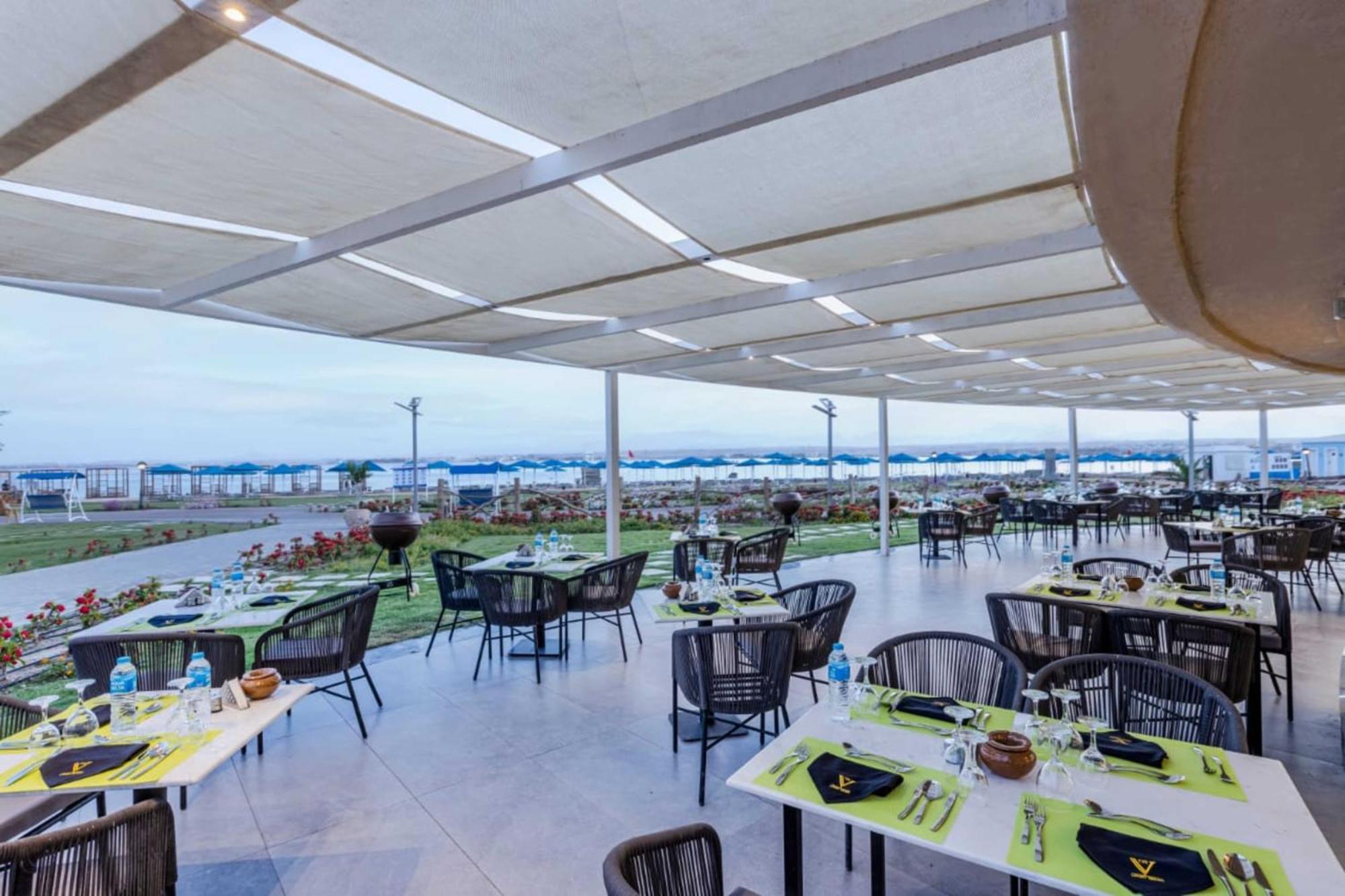 The V Luxury Resort Sahl Hasheesh Hurghada Bagian luar foto The restaurant